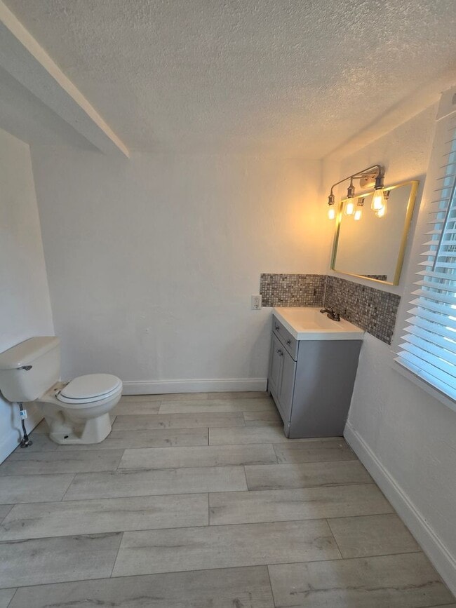 Building Photo - CHARMING 2 BEDROOM 1 BATH APARTMENT HOME - $500 OFF FIRST MONTH RENT!