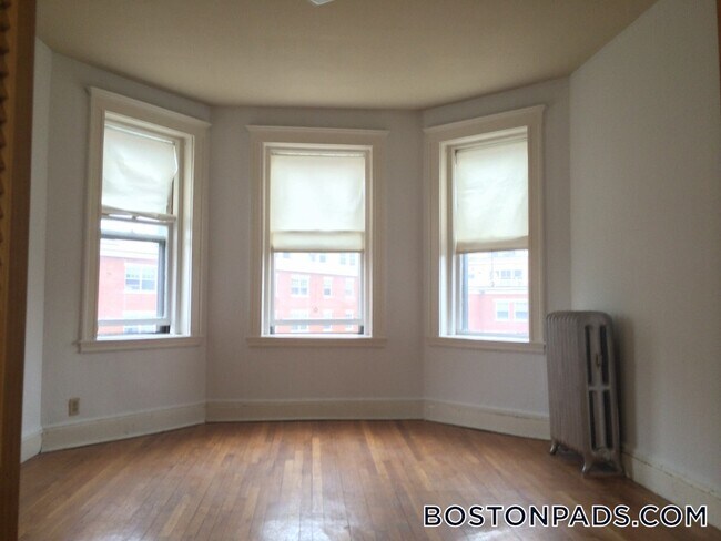Building Photo - 137 Park Dr
