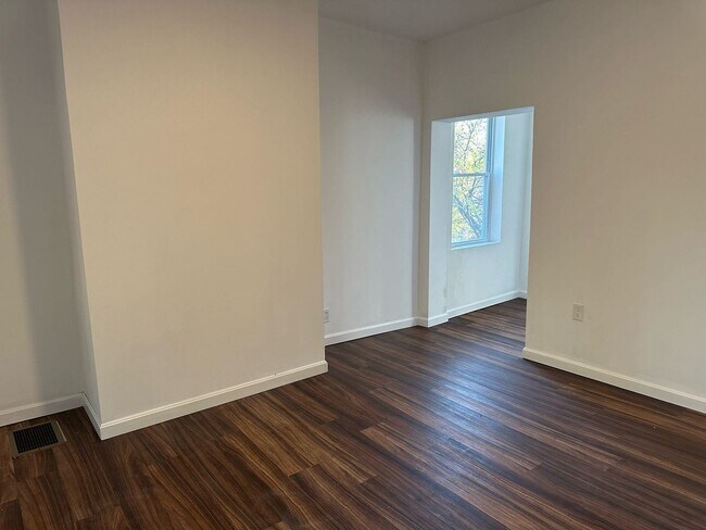 Building Photo - 3 br, 2.5 bath House - 417 E Burgess