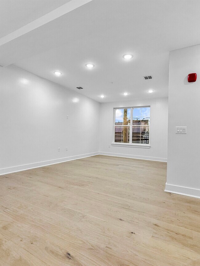 Building Photo - 185 Mallory Ave