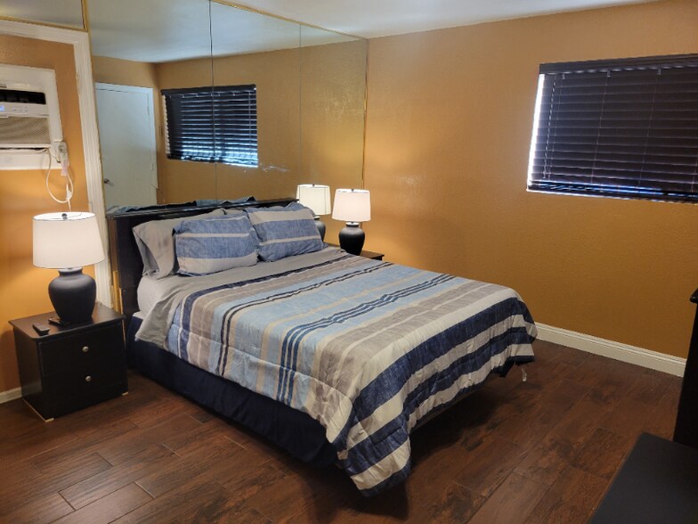 Building Photo - 405 Leonard Ave