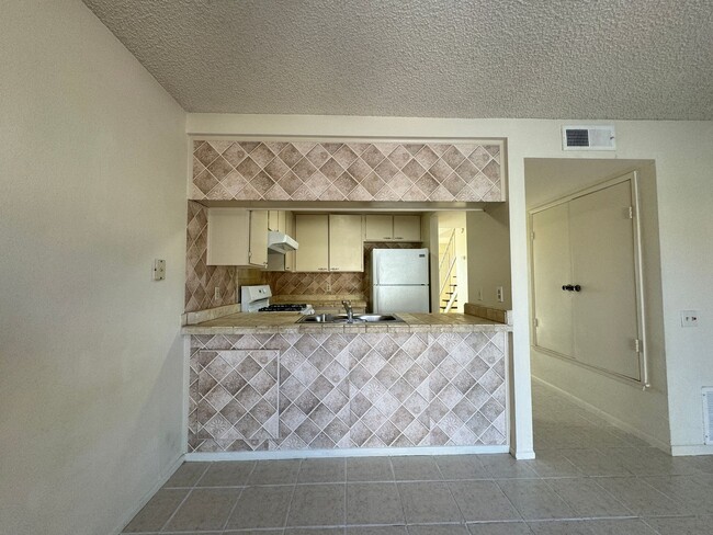 Building Photo - Available Now!! Charming 2 Bed/ 1.5 Bath I...