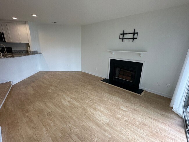Building Photo - Waterfront Condo for Rent in the gated com...