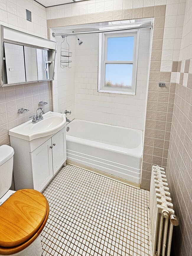 Building Photo - 1308 W Rosemont Ave