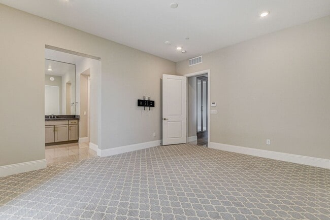 Building Photo - Mira Villa Condo