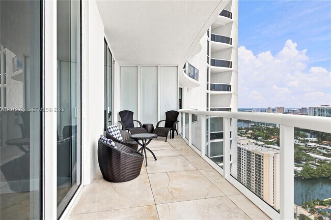 Building Photo - 15811 Collins Ave
