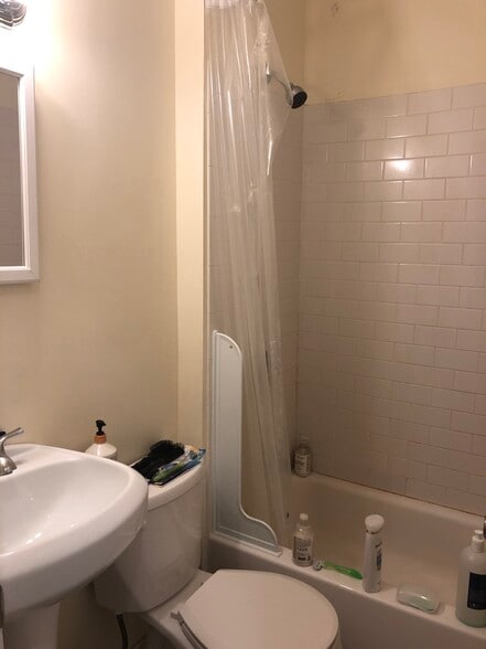 Building Photo - 27 Phillips St