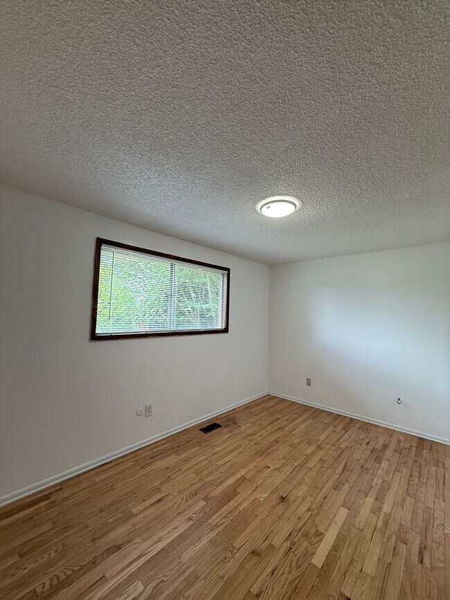 Building Photo - Great location in Milwaukie, OR! 3 bedroom 1 bath home with a large yard!