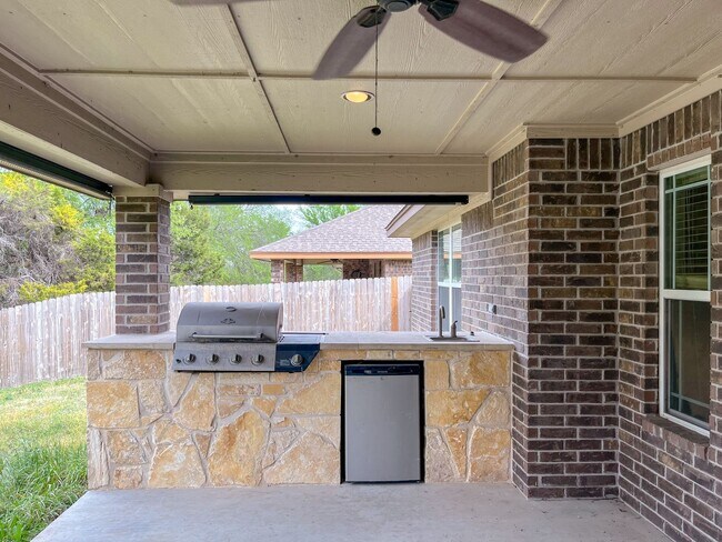 Building Photo - Available NOW This charming 1 story, 3 bedroom, 2 bath house could be your next home! Beautiful c...