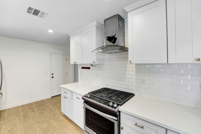Building Photo - 6465 Ivarene Ave