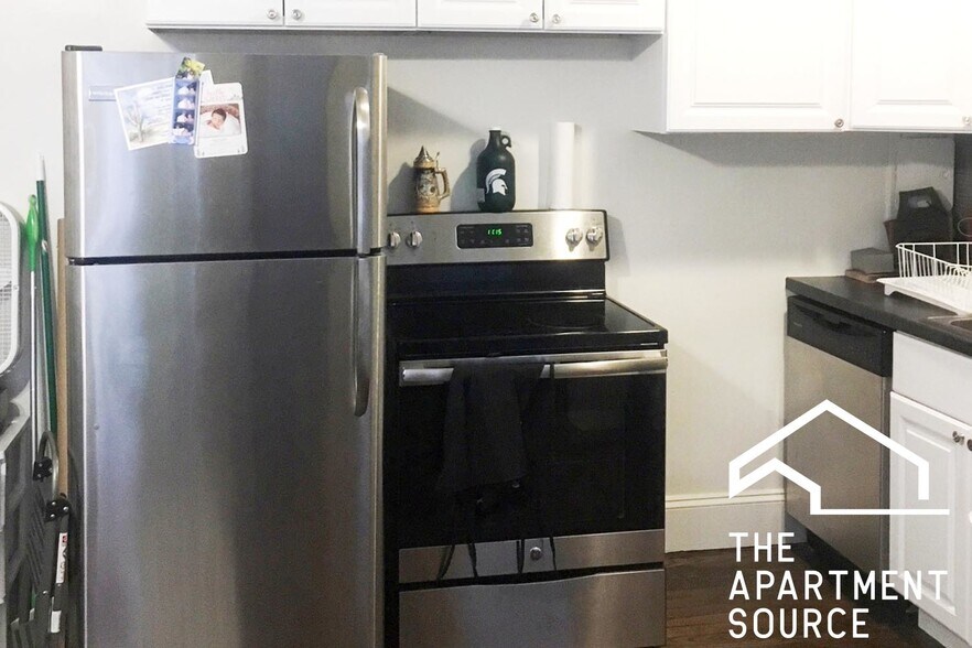 Building Photo - 3345 N Marshfield Ave