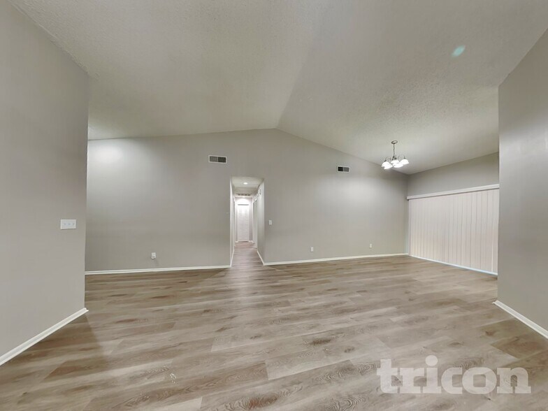 Building Photo - 4624 S Country Hills Ct