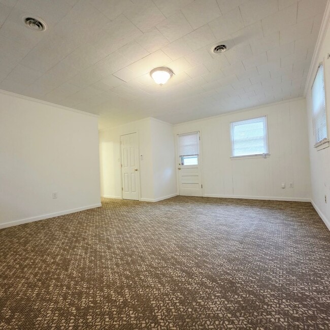 Building Photo - 3 Bed 2 Bath Move in now!