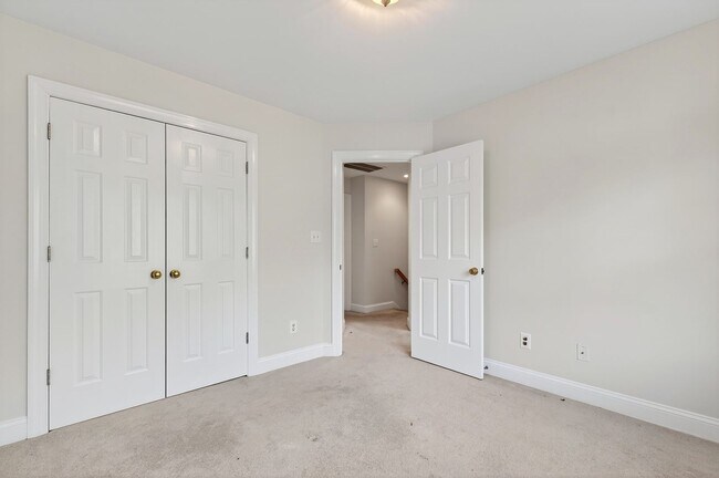 Building Photo - Move-In Ready Gem in Sought-After Dover Ridge!