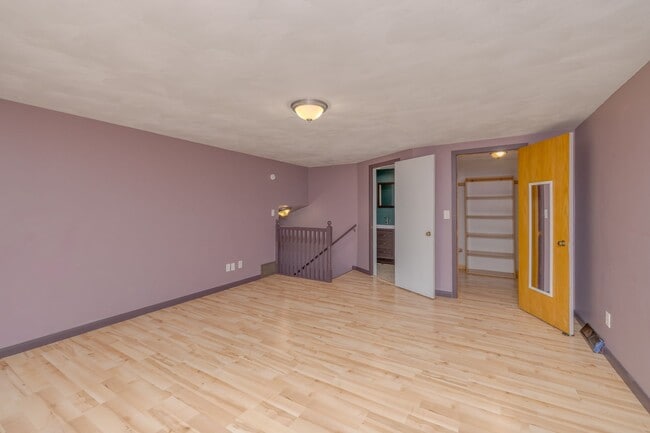 Building Photo - Large Single Family Home for Rent!
