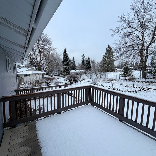 Building Photo - 906 Summit Dr