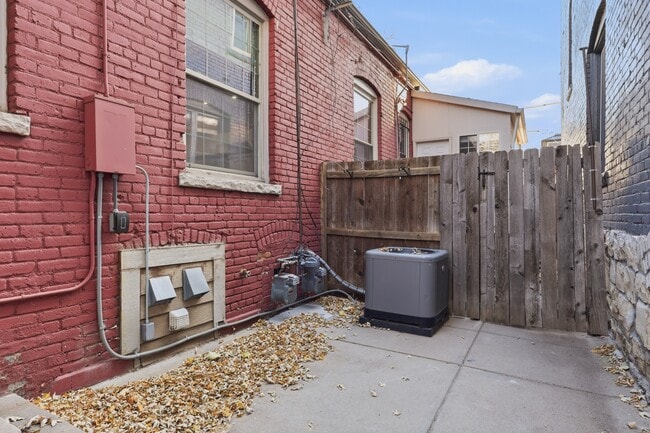 Building Photo - 1032 28th St