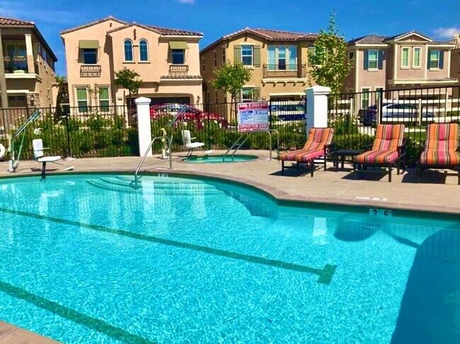 Building Photo - Beautiful, Stand Alone Condo in Resort-lik...