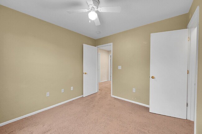 Building Photo - $2,550 - 3 Bed, 2 Bath End Unit Townhome w...