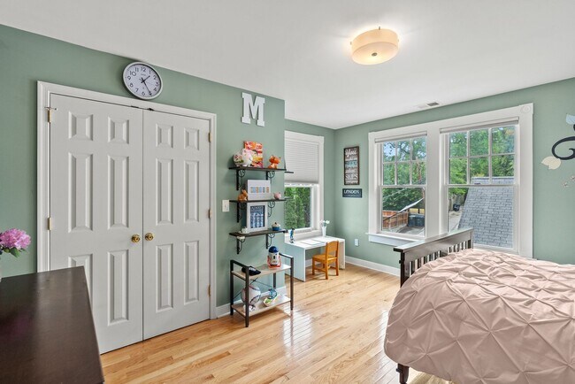 Building Photo - Spacious Kent Home | 6 Bed | 4 Bath | 4,000 Sf | Front Porch + Backyard | Detached 4-Car Garage