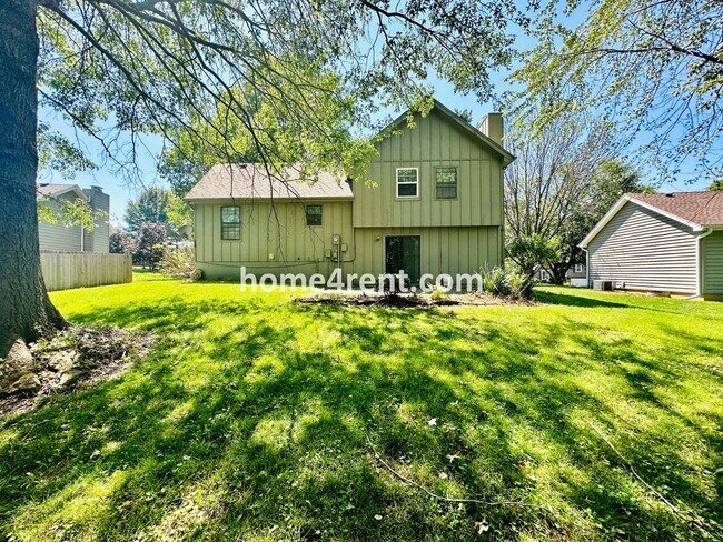 Building Photo - Beautiful Overland Park Home!