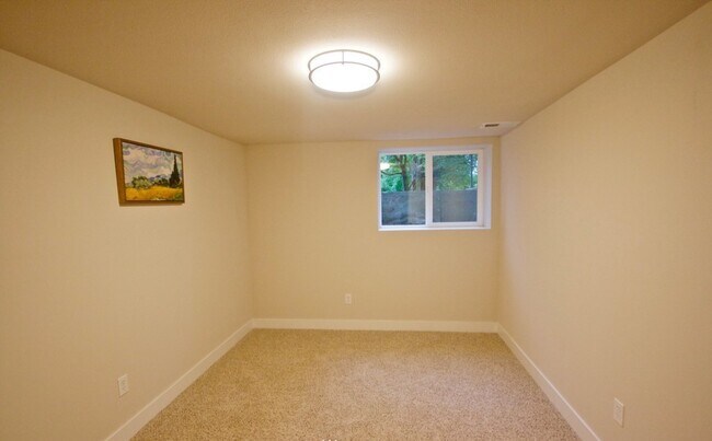 Master Bedroom w/Walk-in Closet - 5163 S Augusta St