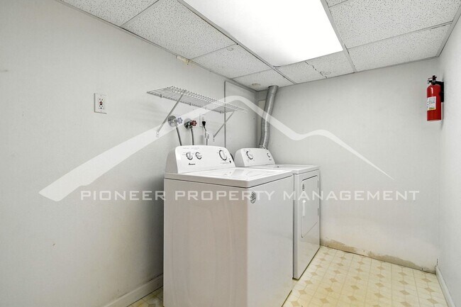 Building Photo - Charming Duplex with Washer/Dryer and Fenc...