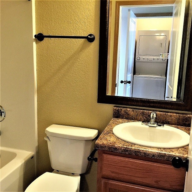 Building Photo - 2830 W Lakewood Dr