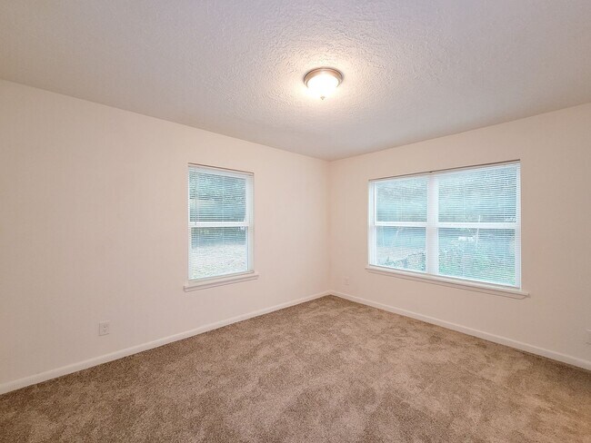 Building Photo - BEAUTIFUL REMODELED 3 BEDROOM 2 BATH WITH ...