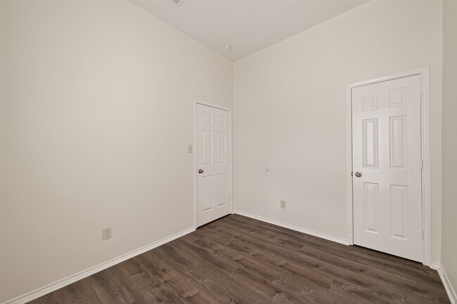 Building Photo - 14927 Tuttle Point Dr