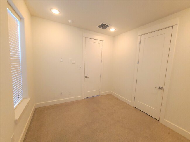 Building Photo - 2610 Polk St