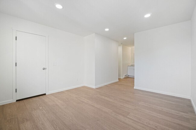 Building Photo - 2 bedroom, 2 bath Condo for rent in Reno, water, sewer and trash included.