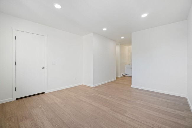 Building Photo - Cute 2 bedroom, 2 bath Condo for rent in R...