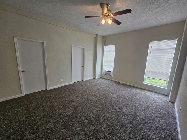 Building Photo - Spacious Home on 5 Acres For Rent!