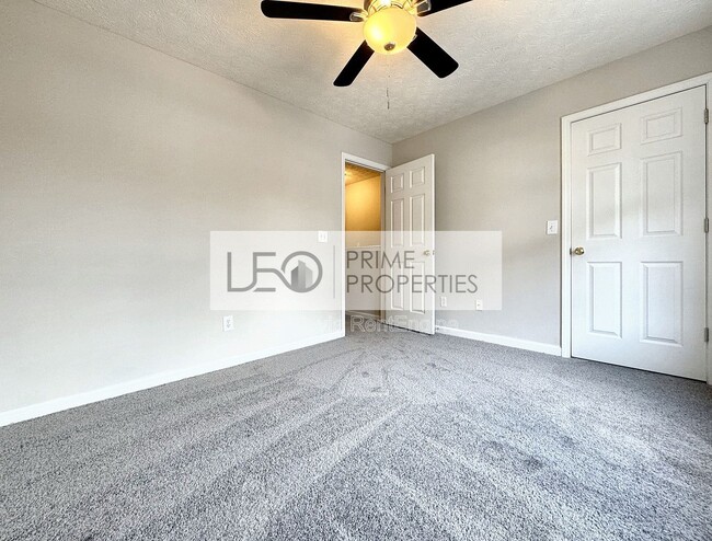 Building Photo - 5916 Dogwood Manor