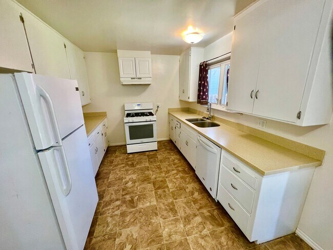 Building Photo - Walk to Beach, Garage, Yard, Hardwood Floo...