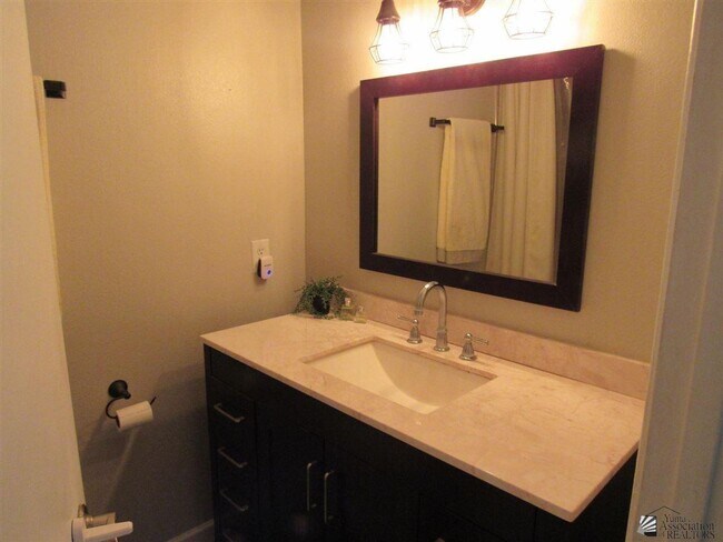Building Photo - Central townhome with 2 bedrooms and 3 bat...