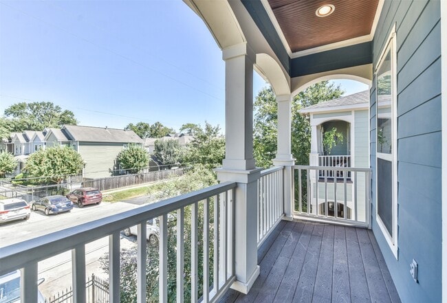 Building Photo - 1030 W 16th St