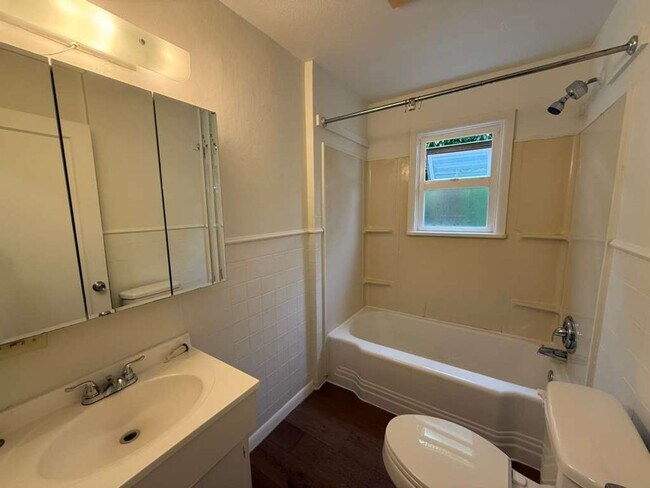 Building Photo - 3 Bedroom 1 Bathroom Greenwood Home!
