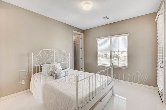 Building Photo - 320 Oakrun Ct