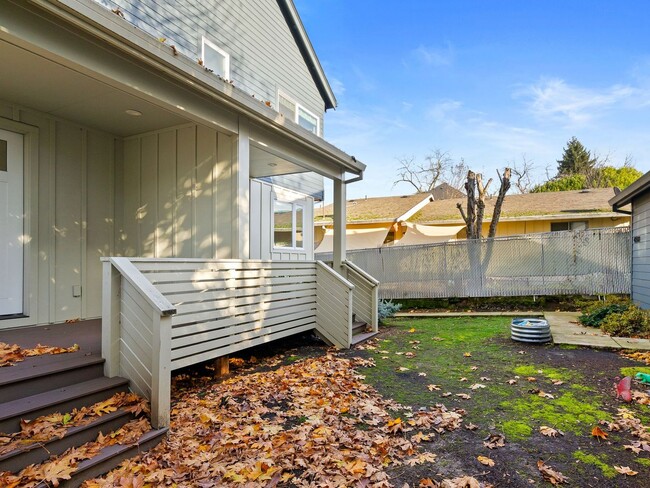 Building Photo - 4 bed/3.5 Bath Townhouse in Richmond Neighborhood, SE Portland