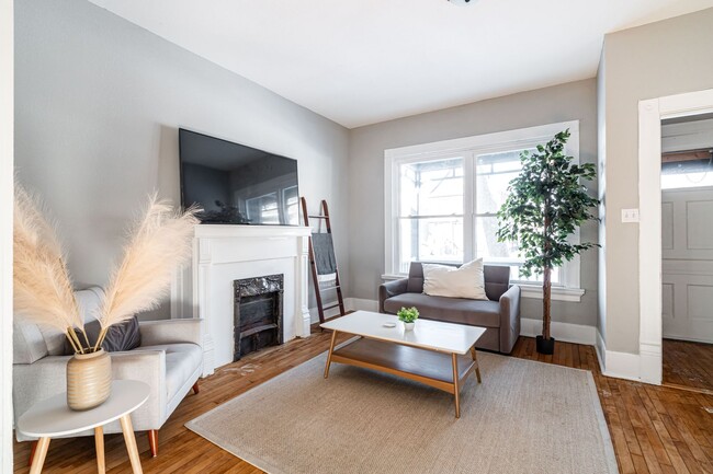 Primary Photo - Rare Kenwood townhome, Across from Campus