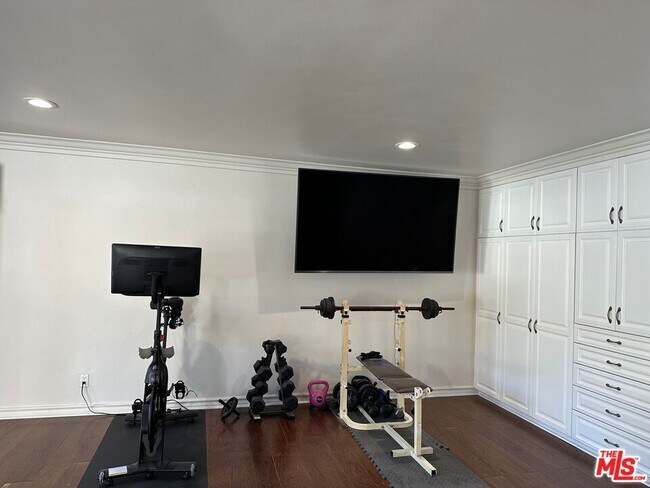 Building Photo - 2120 San Ysidro Dr