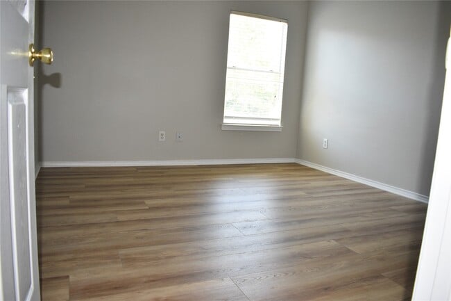 Building Photo - 4214 Creek Ridge Ln
