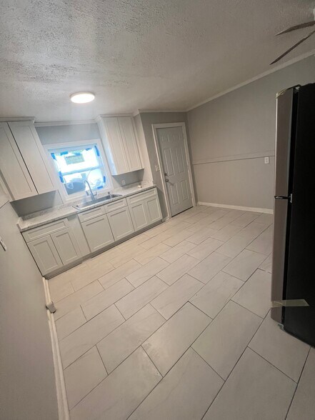 Building Photo - 626 Catalpa Ave