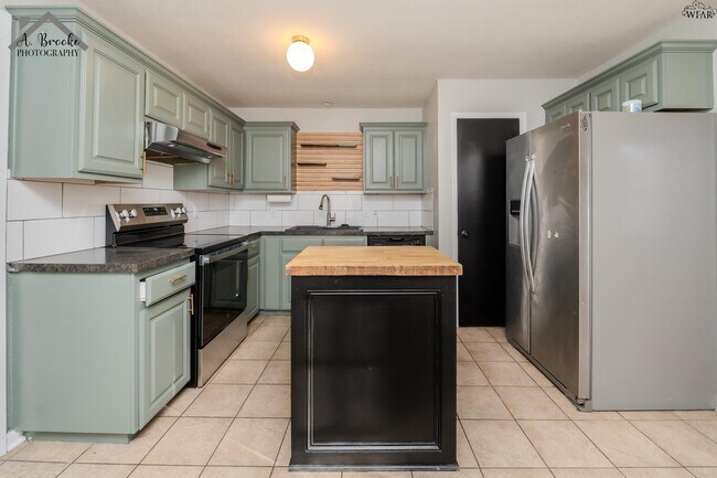 Building Photo - 2920 Featherston Ave