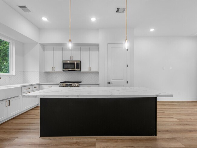 Building Photo - 4802 Elysian St