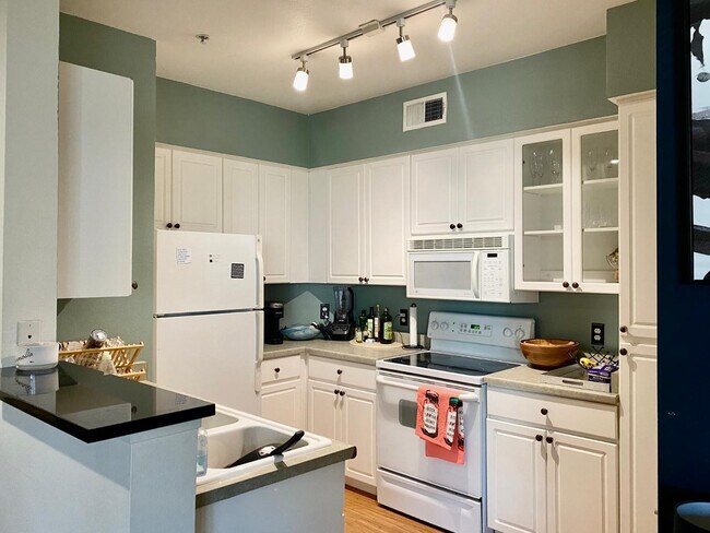 Building Photo - 1701 E Colter St