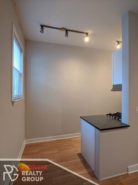 Building Photo - 511 W Belmont Ave