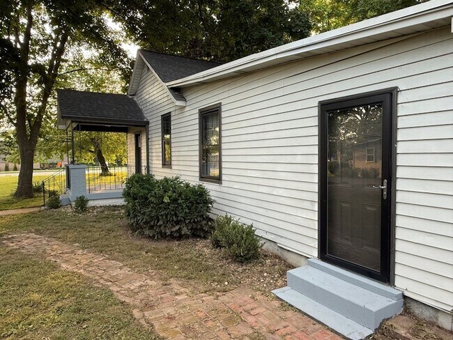 Building Photo - 408 Spence Ln